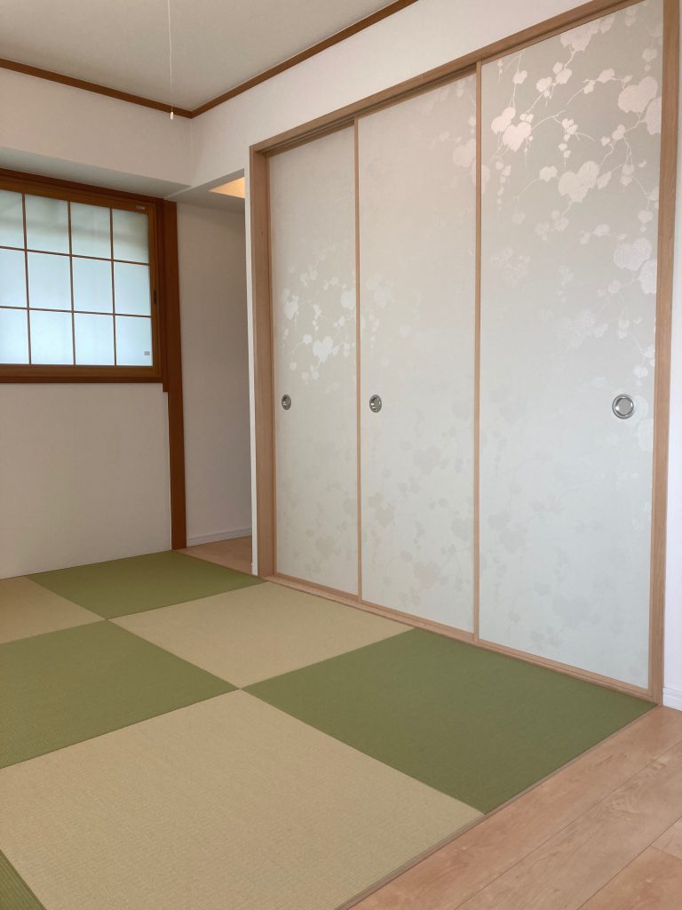 琉球畳とホワイト基調の艶ふすま柄で新築の戸建て住宅の和室